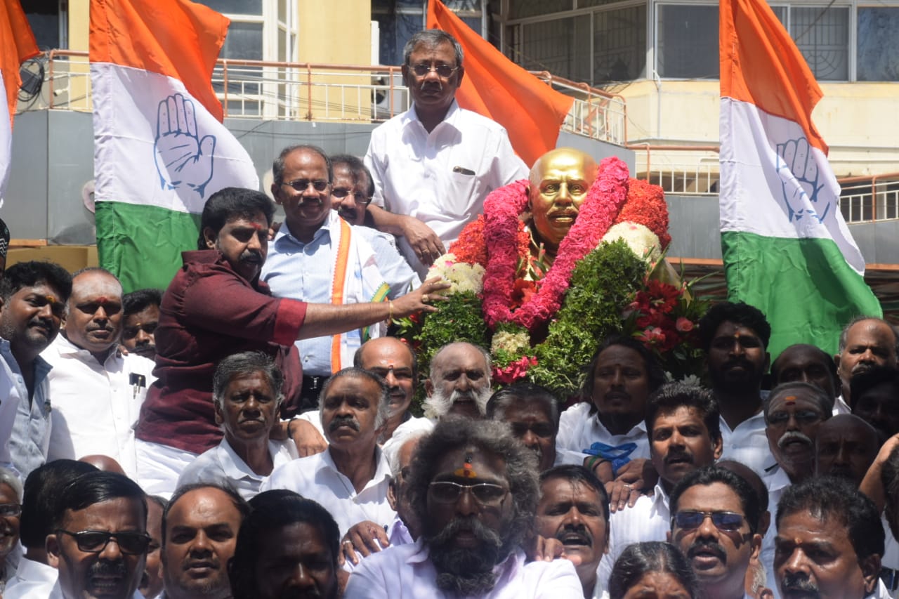 13-ஆம் ஆண்டு நினைவு நாள் : எல்.அடைக்கலராஜ் சிலைக்கு காங்கிரசார் மரியாதை : ஜோசப் லூயிஸ் அடைக்கலராஜ் தலைமையில் நிர்வாகிகள் பங்கேற்பு தமிழ்நாடு காங்கிரஸ் கமிட்டியின் முன்னாள் மாநில துணைத்தலைவரும், முன்னாள் திருச்சி பாராளுமன்ற உறுப்பினருமான எல்.அடைக்கலராஜின் 13 -ஆம் ஆண்டு நினைவு நாளை ஒட்டி திருச்சி ஜென்னி பிளாசாவில் உள்ள எல்.அடைக்கலராஜ் சிலைக்கு தமிழ்நாடு காங்கிரஸ் நிர்வாக குழு உறுப்பினர் தொழிலதிபர் ஜோசப் லூயிஸ் அடைக்கலராஜ் தலைமையில் மாலை அணிவித்து மரியாதை செலுத்தப்பட்டது. தொழிலதிபர்கள் ஜோசப் பிரான்சிஸ், வின்சென்ட் அடைக்கலராஜ் ஆகியோர் முன்னிலை வகித்தனர். இந்நிகழ்ச்சியில் திருவரங்கம் எம்எல்ஏ பழனியாண்டி, தொழிலதிபர் பாஸ்டின், முன்னாள் மாவட்ட தலைவர் ஜவஹர், திமுக மாநில பொதுக்குழு உறுப்பினர் கிராப்பட்டி செல்வம், மாநில பொதுச் செயலாளர்கள் வக்கீல் சரவணன், ஜி.கே.முரளி, வக்கீல் இளங்கோ, வக்கீல் தனபால், மாநில பொதுக்குழு உறுப்பினர் ராஜேஷ் என்கிற சீனிவாசன், முன்னாள் மாவட்ட பொருளாளர் ராஜா நசீர், முன்னாள் ஊராட்சி மன்ற தலைவர்கள் கள்ளிக்குடி சுந்தரம், புங்கனூர் தாமோதரன், முன்னாள் இளைஞர் காங்கிரஸ் தலைவர் அல்லூர் சுரேஷ், வக்கீல் அல்லூர் பிரபு, வக்கீல் தனபால், மாவட்ட துணைத் தலைவர் வில்ஸ் முத்துக்குமார், மாநில பேச்சாளரும், காமராஜர் பேரவை மாவட்ட தலைவருமான சிவாஜி சண்முகம், தமிழ்நாடு சோழிய வெள்ளாளர் சங்கத்தின் மாநில துணைத்தலைவர் மகாலிங்கம், மக்கள் தொடர்பு சிவா ராஜ்மோகன், தென்னூர் மெய்யநாதன், ஜோசப்ஜெரால்டு, பிரவீன் ஜெயபால் இளைஞர் காங்கிரஸ் ரமேஷ் சந்திரன், ஓவியர் கஸ்பர், மலைக்கோட்டை ரவி, புத்தூர் சார்லஸ், அண்ணா சிலை விக்டர், சிறுபான்மை பிரிவு அப்துல் குத்தூஸ், உறந்தை செல்வம், உறையூர் எத்திராஜ், பீமநகர் காசிம், மேலப்புதூர் சத்தியநாதன், திருவரங்கம் சேட்டு, பாலக்கரை பிலால், வரகனேரி வைரவேல் மற்றும் ஏராளமான காங்கிரஸ் தொண்டர்கள், முக்கிய பிரமு கர்கள், நிர்வாகிகள் ஏராளமானோர் கலந்து கொண்டனர்.