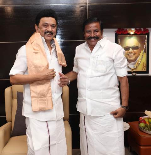 திமுக தலைவரிடம் பிறந்த நாளுக்கு வாழ்த்து பெறும் திமுக முதன்மை செயலாளர் கே.என்.நேரு