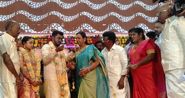 சுயமரியாதை திருமணத்தை  நடத்தி அசத்தியபிரேமலதா விஜயகாந்த் - திக்குமுக்காட வைத்த - விஜய் ரசிகர்கள் ! 