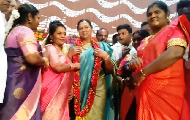 பெண்கள் அணிவித்த மாலை 