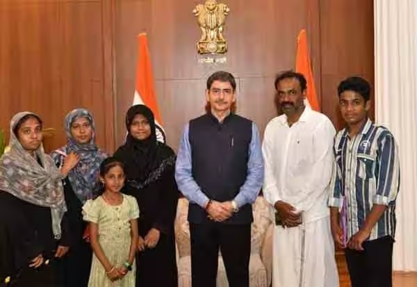 கவர்னர் அழைத்து பாராட்டு