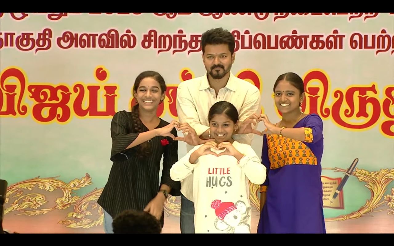 நடிகர் விஜய் மாணவர்களுடன்