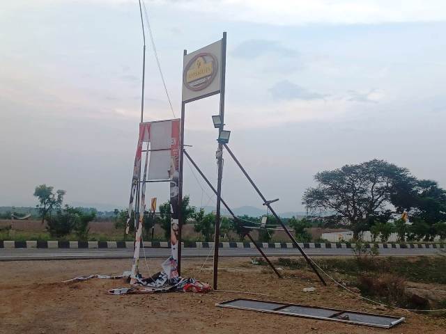 கிழிக்கப்பட்ட கடை பெயர் பலகைகள்