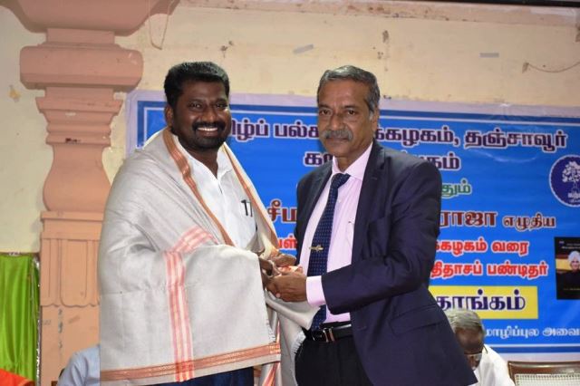 நூலாசிரியர் சீமான் இளையராஜவைத் துணைவேந்தர் சிறப்பு செய்தார்