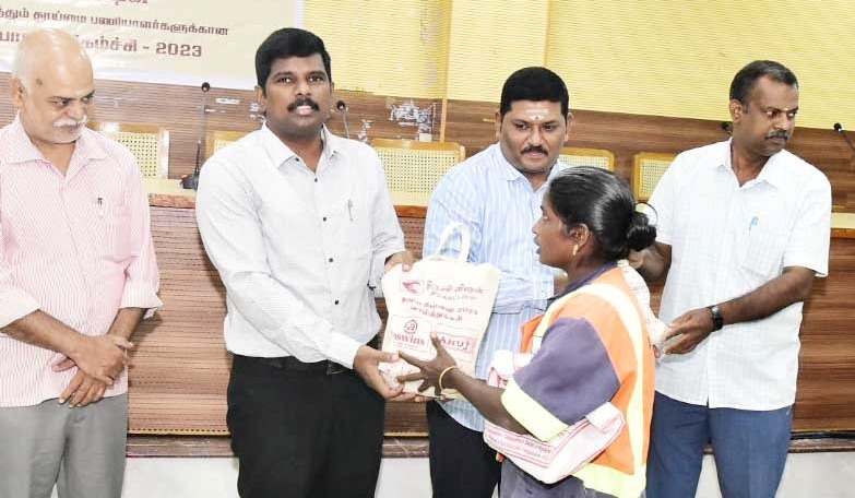 தூய்மைப்பணியாளர்களோடு ”இன்பத் தீபாவளி !