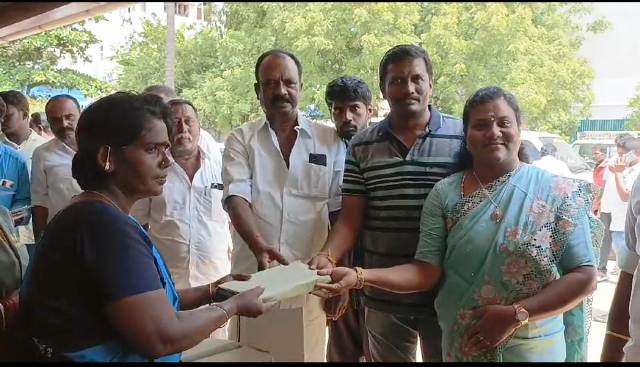 தூய்மைப்பணியாளர்களோடு ”இன்பத் தீபாவளி !