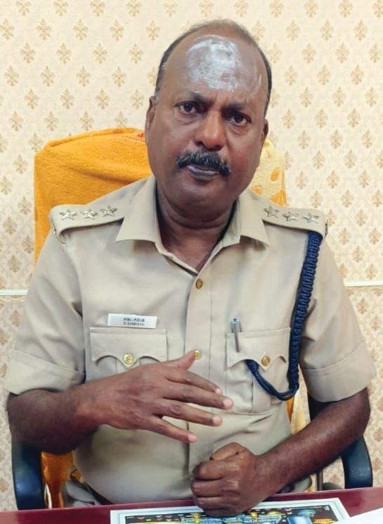 (உள்படம்) காவல் உதவிஆணையர் சம்பத்