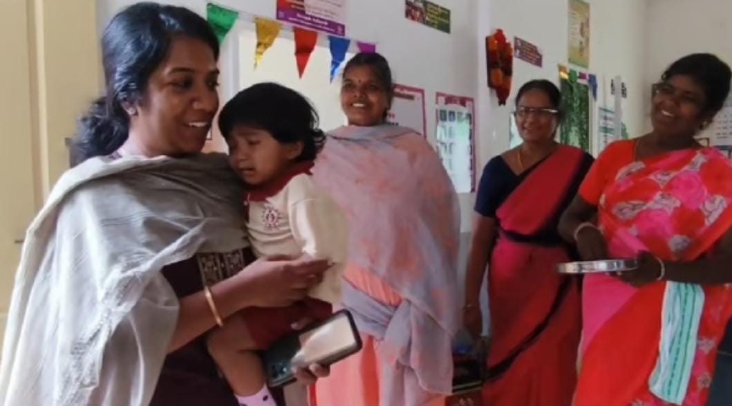 கிருஷ்ணகிரி மாவட்ட ஆட்சியர் திருமதி சரயு அவர்கள் தன் குழந்தை பயிலும் அங்கன்வாடி மையத்தில்