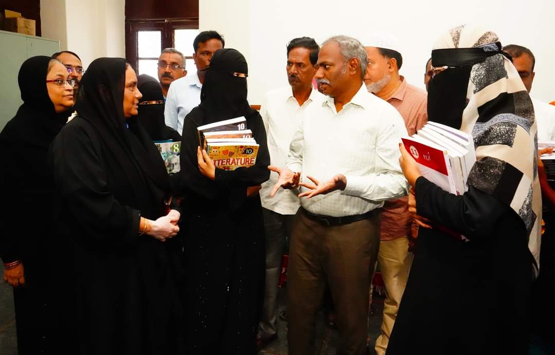 இடை நின்ற மாணவர்களை மீண்டும் பள்ளியில் சேர்த்த கலெக்டர் பாஸ்கர பாண்டியன்