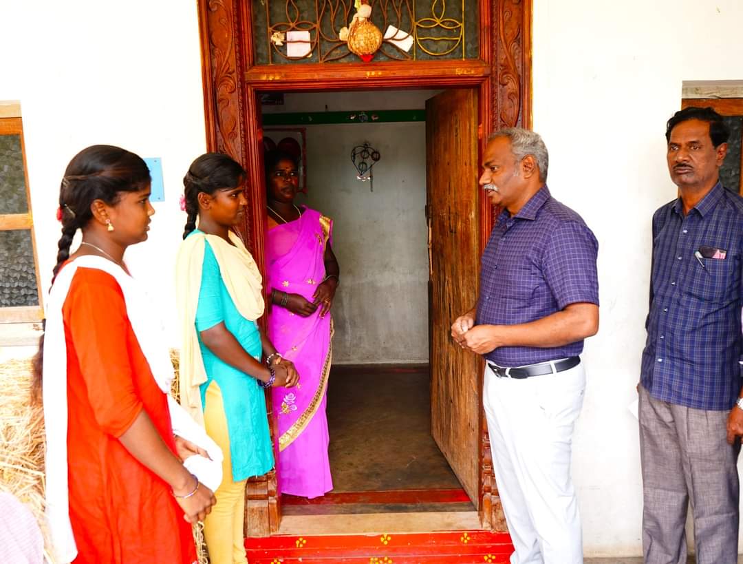 ஏழை மாணவியின் வீடு தேடி வந்து கதவை தட்டிய கலெக்டர்..!