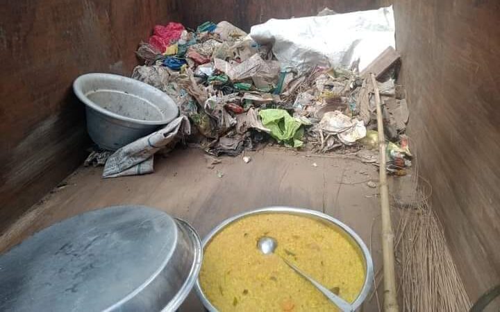 குப்பை வண்டியில் சோறு !