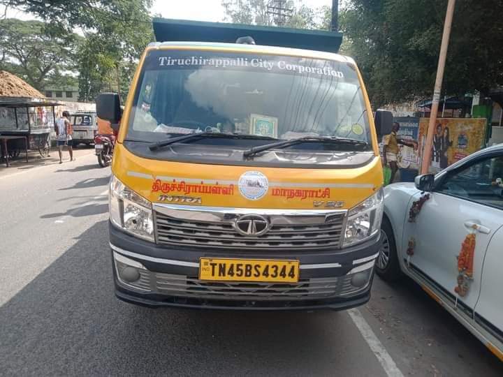 குப்பை வண்டியில் சோறு !