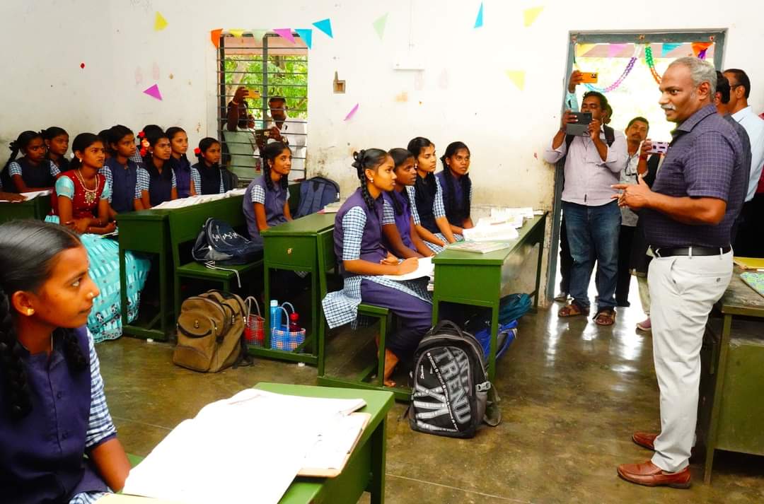 மாணவர்களிடம்.. மாவட்ட ஆட்சியர் பாஸ்கர பாண்டியன் 