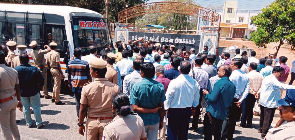 கல்லூரி ஆசிரியர்கள்  போராட்டம்  