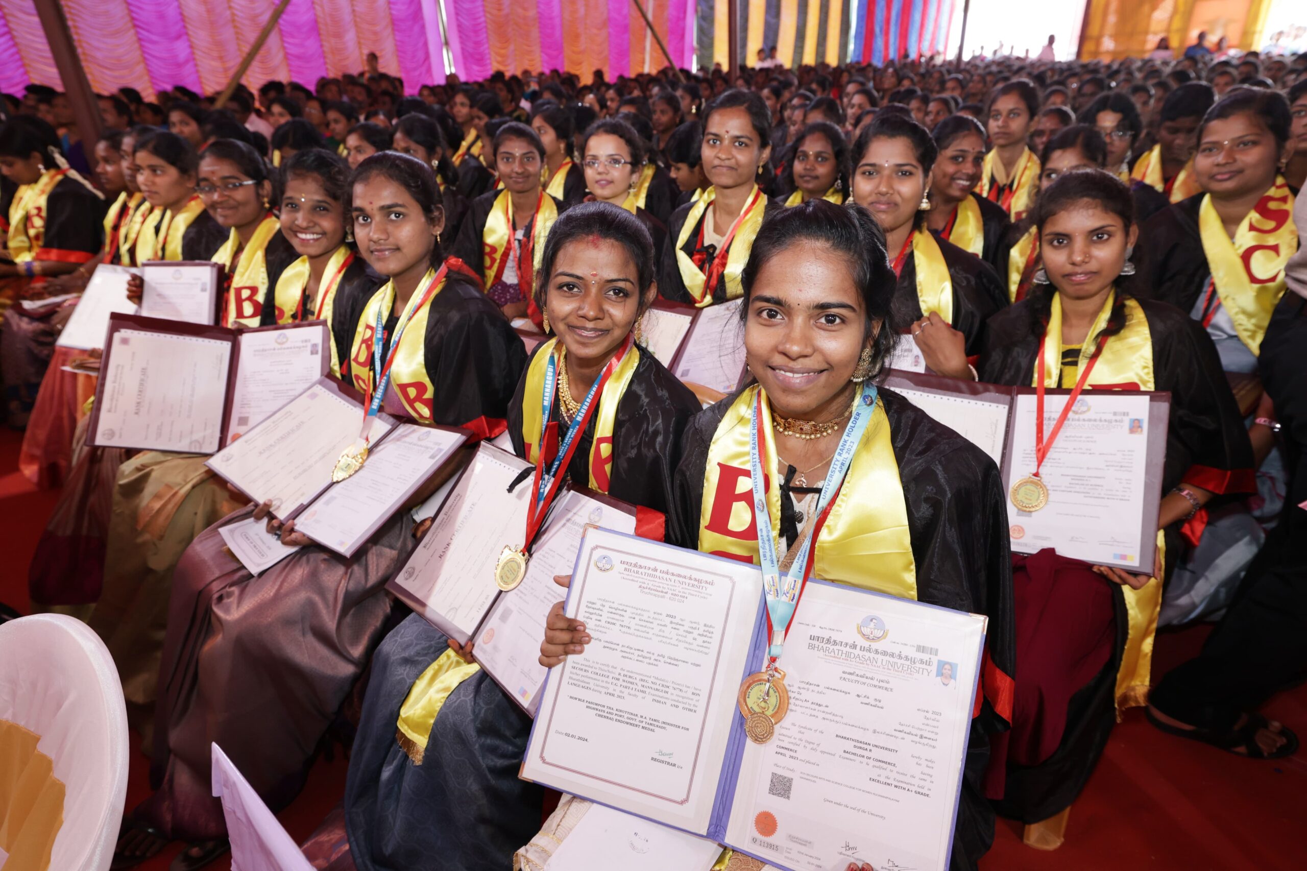 பெற்றோரின் கையால் மாணவிகளுக்கு பட்டம்