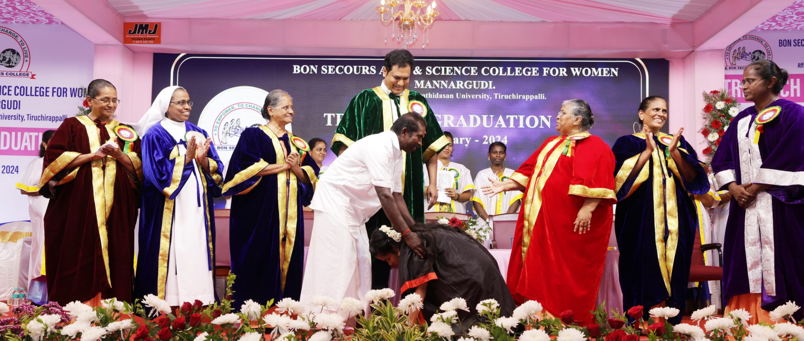 பெற்றோரின் கையால் மாணவிகளுக்கு பட்டம்