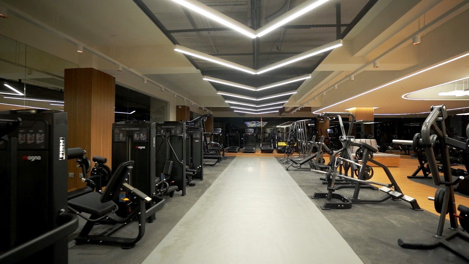 Actor Arya inaugurates Bratzlife Fitness Studio in OMR!