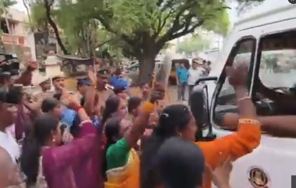 சவுக்கு சங்கர் மீது செருப்பு வீச்சு