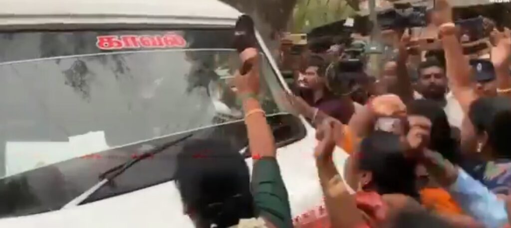 சவுக்கு சங்கர் மீது செருப்பு வீசும் பெண்கள்