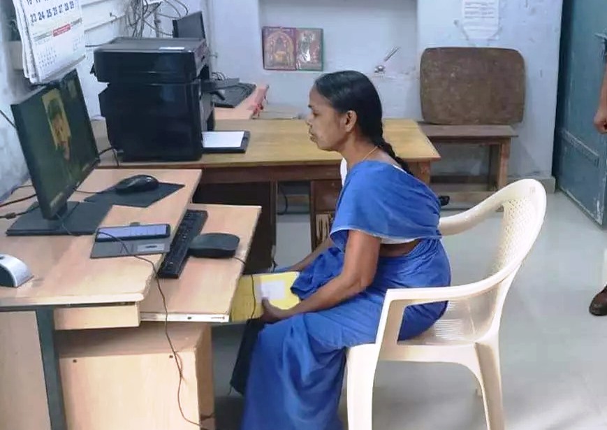 பெண் கைதிகள் உறவினர்களிடம் வீடியோவில் பேசுவது..