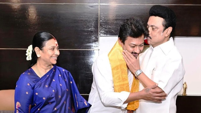 மு.க.ஸ்டாலின் - உதயநிதி அம்மாவுடன்