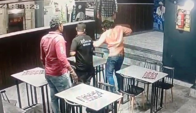 தாக்கப்படும் முகமது ஆசிப்