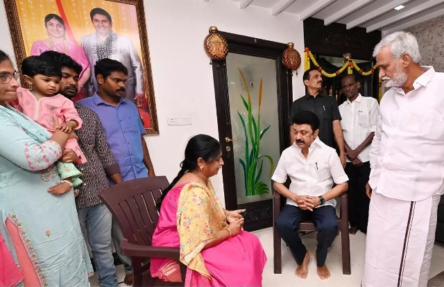 தமிழக முதல்வர் - ஆம்ஸ்ட்ராங் மனைவிக்கு ஆறுதல்
