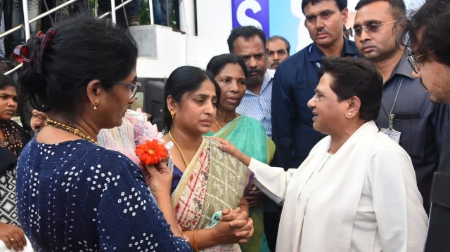 மாயவதி ஆறுதல்