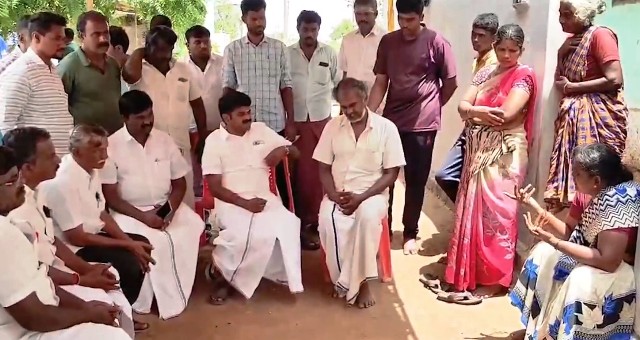 கொலை செய்யப்பட்டவர் வீட்டில் தொகுதி அதிமுக எம்.எல்.ஏ. விஜயபாஸ்கர்