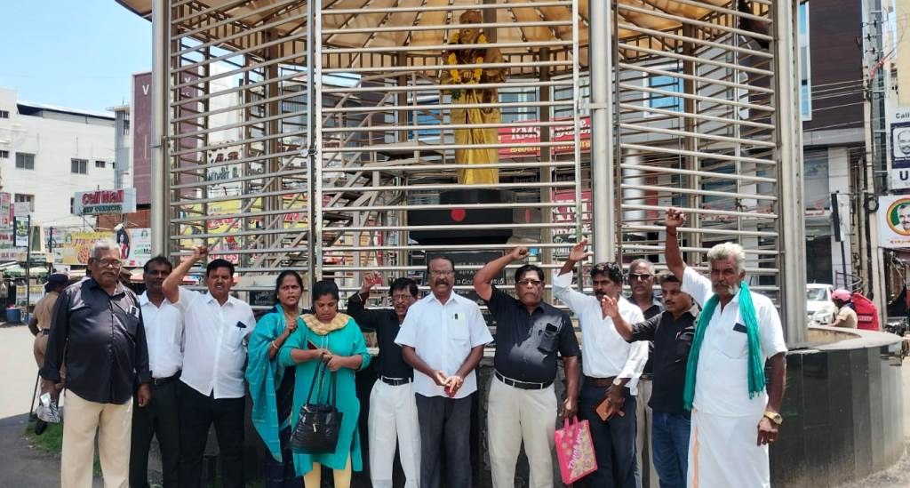 மகிழ்ச்சியில் பெரியார் சிலைக்கு மாலை அணிவித்த பற்றாளர்கள் !!