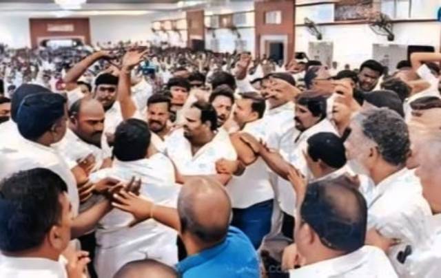 தர்மபுரி அதிமுக கூட்டத்தில்