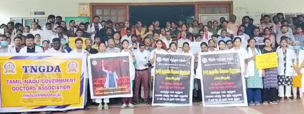 இறந்த மாணவிக்கு நீதி கேட்டு மருத்துவர்கள்