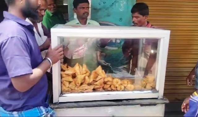 பருப்பு வடையில் செத்த எலி - கடைக்கு அதிகாரி சீல்