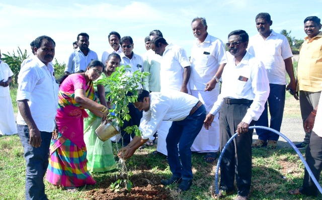 மாவட்ட ஊராட்சிக்குழு உறுப்பினர் சவரியம்மமாள், ஒன்றியக்கு உறுப்பினர் விநோதினி, பாலமுருகன், முன்னாள் குண்டூர் ஊராட்சி மன்றத் தலைவர் மாரியப்பன்
