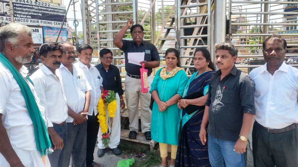 பெரியார் சிலை முன்பு கோஷம் எழுப்பிய பெரியார் பற்றாளர்கள்