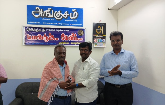 புரவலர் பேராசிரியர் ரெ.நல்லமுத்து சிறப்பு விருந்தினர்களுக்குப் பயனடை