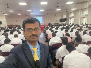 சுற்றுலாத்துறை பயிற்சியாளா் கபிலன்