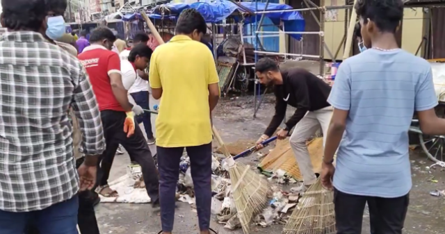 தூய்மைப்பணியாளா்கள்