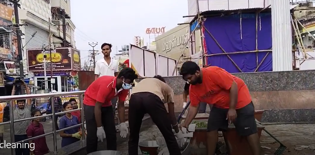 தூய்மைப்பணியாளா்கள்