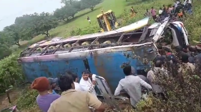 தனியார் பேருந்து விபத்து