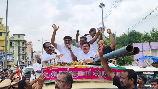 அதிமுகவினர் ஆர்ப்பாட்டம்