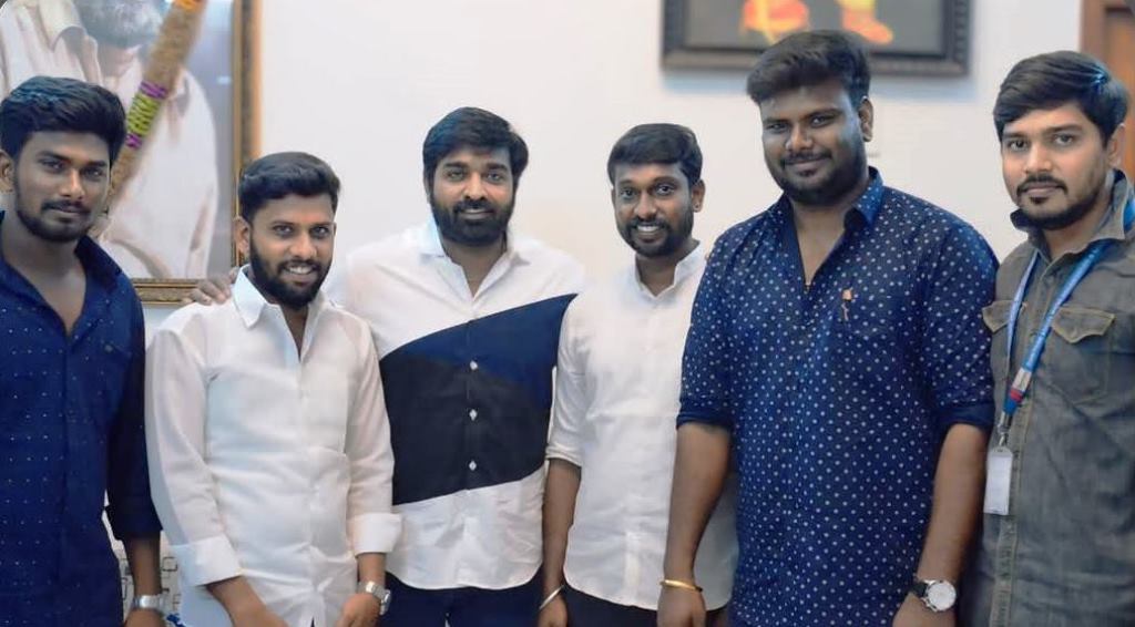 நடிகர் விஜய் சேதுபதியுடன் - தினேஷ் மற்றும் மோகன்தாஸ்