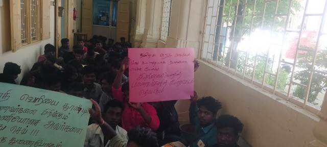 பேராசிரியர் சரவணக்குமார் கும்பகோணத்தில் பணியாற்றியபோது நடைபெற்ற மாணவர்கள் போராட்டம்.