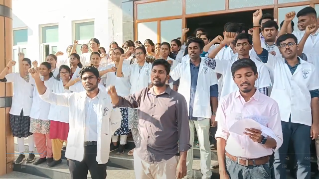 மருத்துவ மாணவா்கள் போராட்டம்