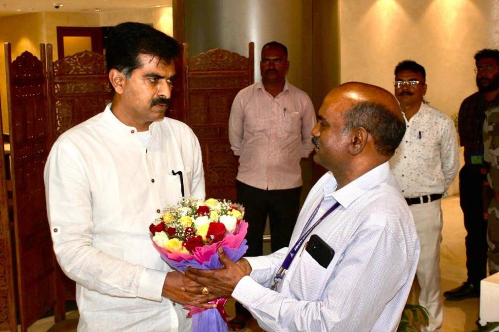 திருச்சி இயக்குனர் எஸ். ஞானேஸ்வர ராவ் நன்றி தெரிவிக்கும் எம்.பி துரை வைகோ
