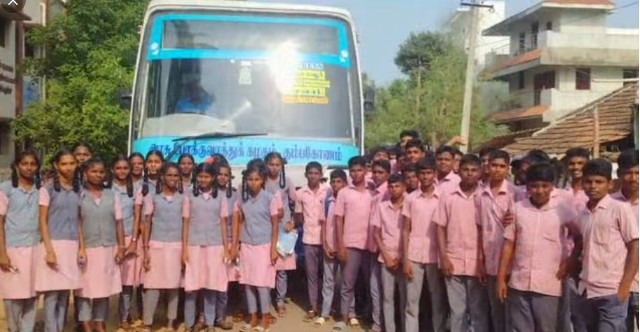 நன்றி கூறிய அரசு பள்ளி மாணவா்கள்