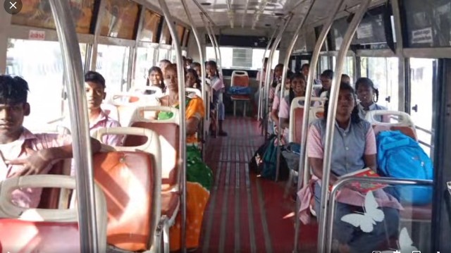 நன்றி கூறிய அரசு பள்ளி மாணவா்கள்