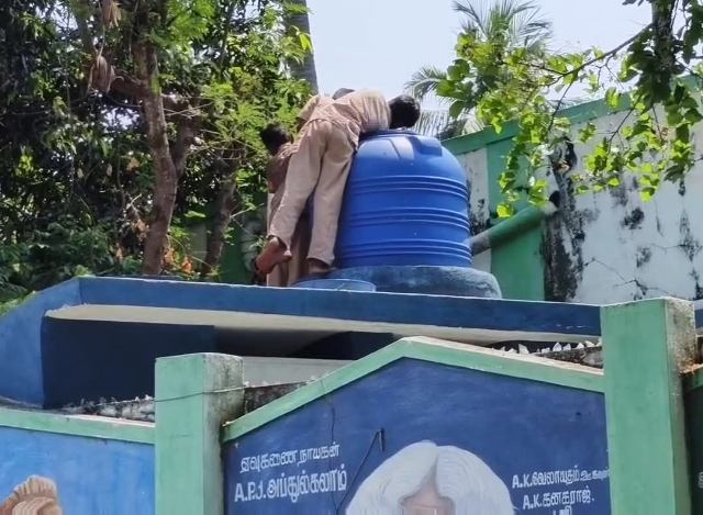 சுத்தம் செய்யும் மாணவர்கள்