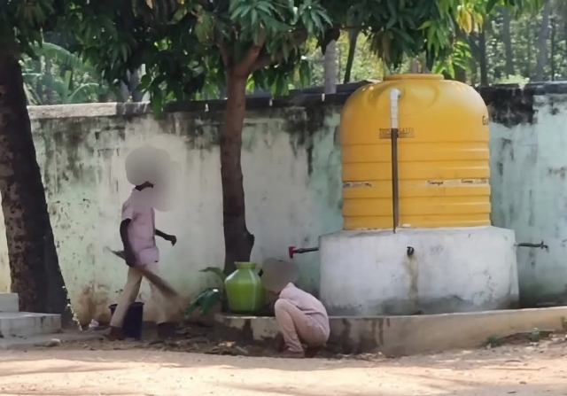 சுத்தம் செய்யும் மாணவர்கள்
