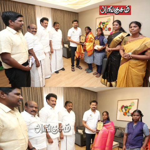 அரசு பள்ளி மாணவிகளுக்கு பாராட்டு
